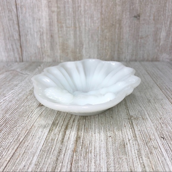 Vintage Avon Milk Glass Cherub on a Shell Dish - Picture 9 of 16